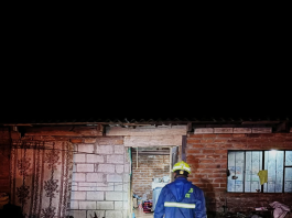 Una intensa lluvia registrada la noche del 28 de noviembre provocó inundaciones en tres viviendas de Guamote, luego de que el sistema de drenaje se saturara y el agua ingresara de forma repentina a los domicilios, generando momentos de angustia entre las familias afectadas.
