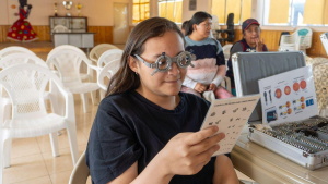 Una jornada de atención visual gratuita se desarrolló en distintos mercados de Riobamba gracias a la coordinación entre la Alcaldía y el Club de Leones Riobamba Sultana de Los Andes, con el objetivo de facilitar el acceso a servicios de salud visual para la ciudadanía.