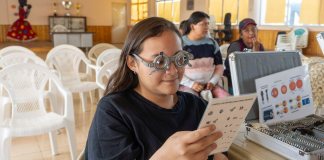 Una jornada de atención visual gratuita se desarrolló en distintos mercados de Riobamba gracias a la coordinación entre la Alcaldía y el Club de Leones Riobamba Sultana de Los Andes, con el objetivo de facilitar el acceso a servicios de salud visual para la ciudadanía.
