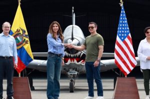 La secretaria de Seguridad de Estados Unidos, Kristi Noem, finalizó su visita oficial a Ecuador este 6 de noviembre con una agenda centrada en cooperación en seguridad, aplicación de la ley y migración. Durante la jornada, recorrió la base aérea de Salinas, en la provincia de Santa Elena, donde mantuvo un segundo encuentro con el presidente Daniel Noboa y varios ministros de Estado.
