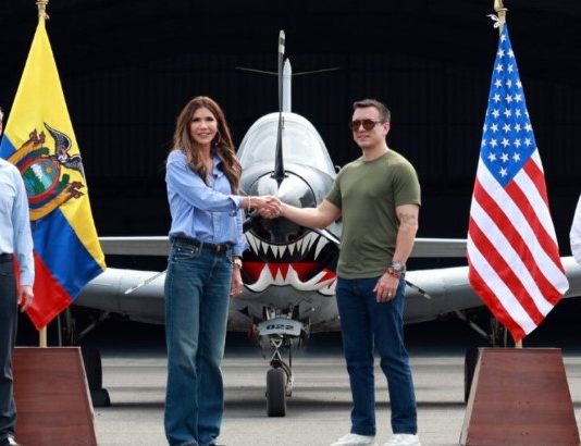 La secretaria de Seguridad de Estados Unidos, Kristi Noem, finalizó su visita oficial a Ecuador este 6 de noviembre con una agenda centrada en cooperación en seguridad, aplicación de la ley y migración. Durante la jornada, recorrió la base aérea de Salinas, en la provincia de Santa Elena, donde mantuvo un segundo encuentro con el presidente Daniel Noboa y varios ministros de Estado.