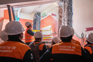 Como parte de su formación práctica y de los proyectos curriculares de la carrera de Ingeniería Civil, estudiantes de cuarto y quinto semestre de la Universidad Indoamérica realizaron una visita técnica al proyecto de reforzamiento y construcción de la visera del Estadio Indoamérica Bellavista.