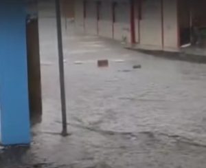 Un fuerte aguacero acompañado de granizo sorprendió la tarde de este jueves a los habitantes del sector Defensa del Pueblo, ubicado cerca de la Universidad de Bolívar, en la ciudad de Guaranda.