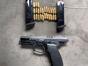 Las Fuerzas Armadas del Ecuador desplegaron un nuevo operativo de control militar este 5 de noviembre, en la Sierra Centro, que dejó como resultado el decomiso de tres armas de fuego, cuatro alimentadoras y 69 cartuchos calibre 9 milímetros. Las acciones se realizaron en los cantones Cumandá, provincia de Chimborazo, y Las Naves, en Bolívar, dentro del marco de las operaciones CAMEX (Control de Armas, Municiones y Explosivos).