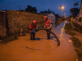 La intensa precipitación registrada el 31 de octubre sorprendió a los habitantes de Riobamba y Guano, provocando inundaciones, acumulación de agua en calles, viviendas afectadas y un despliegue prolongado de los cuerpos de socorro. En cuestión de minutos, el aguacero transformó avenidas y pasajes en corrientes improvisadas, poniendo a prueba los sistemas de drenaje urbano y la capacidad de respuesta ante emergencias.