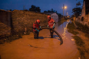 La intensa precipitación registrada el 31 de octubre sorprendió a los habitantes de Riobamba y Guano, provocando inundaciones, acumulación de agua en calles, viviendas afectadas y un despliegue prolongado de los cuerpos de socorro. En cuestión de minutos, el aguacero transformó avenidas y pasajes en corrientes improvisadas, poniendo a prueba los sistemas de drenaje urbano y la capacidad de respuesta ante emergencias.