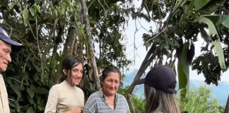 Con un gesto de solidaridad y compromiso social, Cinthya de Lourdes Flores, virreina del cantón San Miguel y actual reina del Cuerpo de Bomberos, visitó el recinto Santa Lucía, en la parroquia Balsapamba, donde realizó la entrega de kits alimenticios y casitas para perritos a familias y animales en situación de vulnerabilidad.