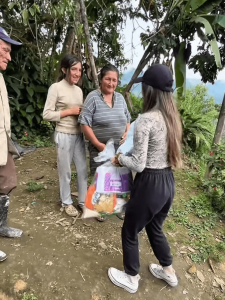 Con un gesto de solidaridad y compromiso social, Cinthya de Lourdes Flores, virreina del cantón San Miguel y actual reina del Cuerpo de Bomberos, visitó el recinto Santa Lucía, en la parroquia Balsapamba, donde realizó la entrega de kits alimenticios y casitas para perritos a familias y animales en situación de vulnerabilidad.