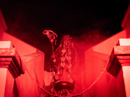 El 1 y 2 de noviembre, el cementerio municipal de Riobamba se transformó en un escenario lleno de misterio, cultura y magia con la tercera edición del evento “Las Leyendas del Cementerio”, una propuesta que fusiona el arte escénico con la memoria colectiva de la ciudad.