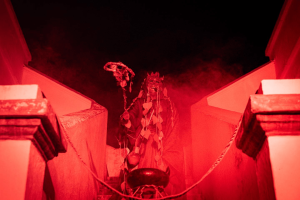 El 1 y 2 de noviembre, el cementerio municipal de Riobamba se transformó en un escenario lleno de misterio, cultura y magia con la tercera edición del evento “Las Leyendas del Cementerio”, una propuesta que fusiona el arte escénico con la memoria colectiva de la ciudad.