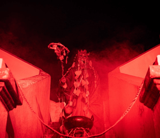 El 1 y 2 de noviembre, el cementerio municipal de Riobamba se transformó en un escenario lleno de misterio, cultura y magia con la tercera edición del evento “Las Leyendas del Cementerio”, una propuesta que fusiona el arte escénico con la memoria colectiva de la ciudad.