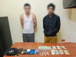 En el cantón Cumandá, dos jóvenes fueron aprehendidos durante un operativo policial ejecutado por la Policía Nacional del Ecuador, a través del Distrito Pallatanga–Cumandá, tras ser sorprendidos en posesión de varias fundas con sustancias sujetas a fiscalización. El procedimiento, realizado en plena vía pública, permitió retirar del mercado ilícito decenas de dosis de marihuana y cocaína, que presuntamente estaban destinadas a la distribución en el sector.