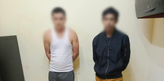 En el cantón Cumandá, dos jóvenes fueron aprehendidos durante un operativo policial ejecutado por la Policía Nacional del Ecuador, a través del Distrito Pallatanga–Cumandá, tras ser sorprendidos en posesión de varias fundas con sustancias sujetas a fiscalización. El procedimiento, realizado en plena vía pública, permitió retirar del mercado ilícito decenas de dosis de marihuana y cocaína, que presuntamente estaban destinadas a la distribución en el sector.