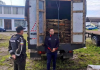 Operativo en Chimborazo deja retenido un cargamento de pino sin respaldo legal La provincia de Chimborazo fue escenario de un operativo ambiental que dejó al descubierto una presunta actividad de tala y transporte ilegal de madera. Personal especializado de la Unidad de Protección del Medio Ambiente (UPMA) de la Policía Nacional del Ecuador ejecutó una intervención que permitió la retención de más de 9.150 metros cúbicos de producto forestal de pino, cuyo origen no pudo ser justificado por los responsables del cargamento.
