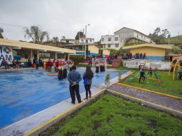 El Municipio de Riobamba oficializó la entrega del área recreativa de la Unidad Educativa Intercultural Bilingüe Sangay, ubicada en la comunidad Puruhuay San Gerardo, parroquia Pungalá. Una intervención para las mejoras en pintura y cemento, siendo un compromiso sostenido con la inclusión, el desarrollo rural y el fortalecimiento del tejido comunitario en uno de los sectores con mayor riqueza cultural del cantón.
