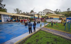 El Municipio de Riobamba oficializó la entrega del área recreativa de la Unidad Educativa Intercultural Bilingüe Sangay, ubicada en la comunidad Puruhuay San Gerardo, parroquia Pungalá. Una intervención para las mejoras en pintura y cemento, siendo un compromiso sostenido con la inclusión, el desarrollo rural y el fortalecimiento del tejido comunitario en uno de los sectores con mayor riqueza cultural del cantón.