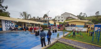 El Municipio de Riobamba oficializó la entrega del área recreativa de la Unidad Educativa Intercultural Bilingüe Sangay, ubicada en la comunidad Puruhuay San Gerardo, parroquia Pungalá. Una intervención para las mejoras en pintura y cemento, siendo un compromiso sostenido con la inclusión, el desarrollo rural y el fortalecimiento del tejido comunitario en uno de los sectores con mayor riqueza cultural del cantón.