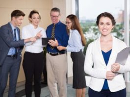 El mercado laboral ecuatoriano vive una transformación acelerada: digitalización, trabajo híbrido y nuevas generaciones redefinen las reglas del juego. Hoy, la competencia por el talento no se limita a ofrecer estabilidad o un buen salario; los profesionales buscan experiencias laborales que les permitan crecer, sentirse valorados y conectar con un propósito.