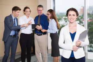 El mercado laboral ecuatoriano vive una transformación acelerada: digitalización, trabajo híbrido y nuevas generaciones redefinen las reglas del juego. Hoy, la competencia por el talento no se limita a ofrecer estabilidad o un buen salario; los profesionales buscan experiencias laborales que les permitan crecer, sentirse valorados y conectar con un propósito.