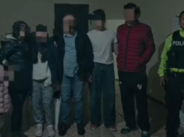 Dos adolescentes fueron liberados tras un operativo ejecutado por la Policía Nacional en el cantón Guano, provincia de Chimborazo. La intervención se activó luego de una alerta ciudadana que reportó el presunto secuestro y el desplazamiento de un vehículo en circunstancias inusuales.