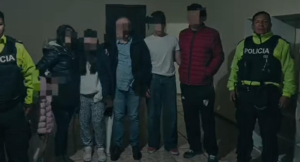 Dos adolescentes fueron liberados tras un operativo ejecutado por la Policía Nacional en el cantón Guano, provincia de Chimborazo. La intervención se activó luego de una alerta ciudadana que reportó el presunto secuestro y el desplazamiento de un vehículo en circunstancias inusuales.