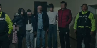 Dos adolescentes fueron liberados tras un operativo ejecutado por la Policía Nacional en el cantón Guano, provincia de Chimborazo. La intervención se activó luego de una alerta ciudadana que reportó el presunto secuestro y el desplazamiento de un vehículo en circunstancias inusuales.