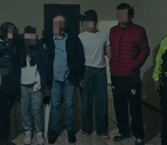 Dos adolescentes fueron liberados tras un operativo ejecutado por la Policía Nacional en el cantón Guano, provincia de Chimborazo. La intervención se activó luego de una alerta ciudadana que reportó el presunto secuestro y el desplazamiento de un vehículo en circunstancias inusuales.