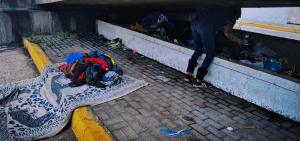 La Unidad Subzonal de Chimborazo de la Policía Nacional desplegó una serie de controles migratorios en distintos puntos del Distrito Riobamba, con el objetivo de garantizar el cumplimiento de la normativa de movilidad humana y fortalecer la seguridad ciudadana en zonas de alto tránsito.