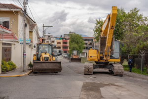 La intervención para el adoquinado de la calle innominada, ubicada entre Vicente Ramón Roca y Otto Arosemena, en el sector de la Urbanización San Antonio, comenzó oficialmente esta semana. La obra forma parte de un plan de mejoramiento vial destinado a optimizar la movilidad y la seguridad en esta zona del norte de Riobamba.