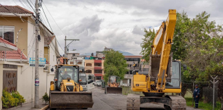 La intervención para el adoquinado de la calle innominada, ubicada entre Vicente Ramón Roca y Otto Arosemena, en el sector de la Urbanización San Antonio, comenzó oficialmente esta semana. La obra forma parte de un plan de mejoramiento vial destinado a optimizar la movilidad y la seguridad en esta zona del norte de Riobamba.