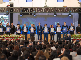 La Escuela Superior Politécnica de Chimborazo (ESPOCH) protagonizó un acontecimiento histórico al oficializar la obtención de la acreditación internacional EUR-ACE para diez de sus carreras de ingeniería. Este reconocimiento, otorgado por la Red Europea para la Acreditación de la Educación en Ingeniería (ENAEE), certifica que la institución cumple con parámetros formativos comparables con las mejores prácticas del continente europeo.