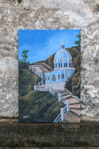 El arte local vuelve a ocupar un lugar protagónico gracias al trabajo del pintor chuncheño Roni Azitimbay, quien recientemente presentó su obra titulada “La Grutita”, una creación que rinde homenaje a uno de los espacios más significativos y emblemáticos del cantón: la Gruta de Agua Santa.