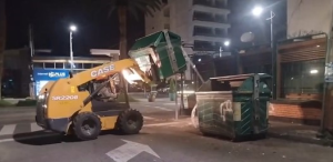 El Municipio de Riobamba completó este 28 de noviembre, el reemplazo de 80 contenedores de basura en varios sectores urbanos, como parte de un proceso de modernización del sistema de recolección lateral de residuos. La intervención buscó mejorar las condiciones de higiene pública y optimizar el servicio que reciben miles de habitantes.