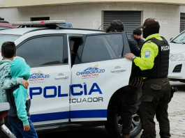 La mañana del 29 de noviembre, el Mercado La Dolorosa, en el cantón Chunchi, fue escenario de una captura de un presunto delincuente que habría robado dinero y un teléfono celular a una comerciante y a su hijo. La acción inmediata de los trabajadores impidió que el sospechoso escapara, en medio de una creciente indignación ciudadana por los reiterados robos en la zona.