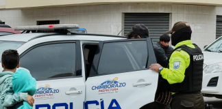 La mañana del 29 de noviembre, el Mercado La Dolorosa, en el cantón Chunchi, fue escenario de una captura de un presunto delincuente que habría robado dinero y un teléfono celular a una comerciante y a su hijo. La acción inmediata de los trabajadores impidió que el sospechoso escapara, en medio de una creciente indignación ciudadana por los reiterados robos en la zona.