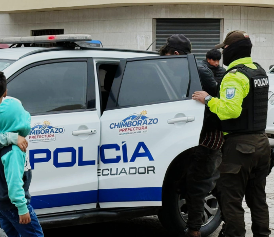 La mañana del 29 de noviembre, el Mercado La Dolorosa, en el cantón Chunchi, fue escenario de una captura de un presunto delincuente que habría robado dinero y un teléfono celular a una comerciante y a su hijo. La acción inmediata de los trabajadores impidió que el sospechoso escapara, en medio de una creciente indignación ciudadana por los reiterados robos en la zona.