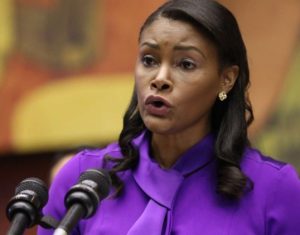 Diana Salazar, exfiscal general del Estado y actual embajadora de Ecuador en Argentina, enfatizó en la necesidad de crear una nueva constitución de Ecuador, que cuente con mecanismos más efectivos para enfrentar al crimen organizado y el narcotráfico.