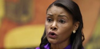 Diana Salazar, exfiscal general del Estado y actual embajadora de Ecuador en Argentina, enfatizó en la necesidad de crear una nueva constitución de Ecuador, que cuente con mecanismos más efectivos para enfrentar al crimen organizado y el narcotráfico.