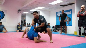 La Policía Nacional del Ecuador inauguró el sábado 1 de noviembre de 2025 el primer taller gratuito denominado “Seguridad y Convivencia: Defensa Personal Ciudadana”, un programa destinado a fomentar la autoprotección, la convivencia pacífica y el fortalecimiento del vínculo entre la institución y la comunidad.