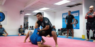 La Policía Nacional del Ecuador inauguró el sábado 1 de noviembre de 2025 el primer taller gratuito denominado “Seguridad y Convivencia: Defensa Personal Ciudadana”, un programa destinado a fomentar la autoprotección, la convivencia pacífica y el fortalecimiento del vínculo entre la institución y la comunidad.