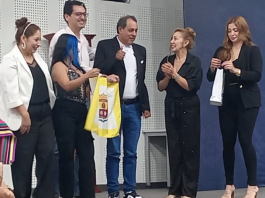 Durante el Encuentro de Poetas realizado en Santo Domingo los días 30 y 31 de octubre de 2025, la directora de Diverarte, Viviana Echeverría, entregó oficialmente la Posta Poética 2026 al director de Talleres Literarios de Pastaza, Hernán Heras Luna, designando a la ciudad de Puyo como la próxima sede de la Cuarta Convención Nacional de Escritores.