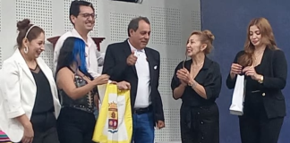 Durante el Encuentro de Poetas realizado en Santo Domingo los días 30 y 31 de octubre de 2025, la directora de Diverarte, Viviana Echeverría, entregó oficialmente la Posta Poética 2026 al director de Talleres Literarios de Pastaza, Hernán Heras Luna, designando a la ciudad de Puyo como la próxima sede de la Cuarta Convención Nacional de Escritores.