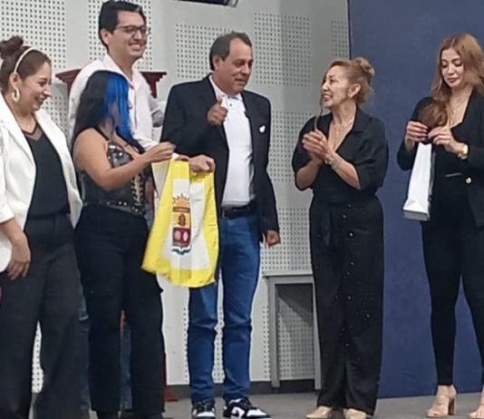 Durante el Encuentro de Poetas realizado en Santo Domingo los días 30 y 31 de octubre de 2025, la directora de Diverarte, Viviana Echeverría, entregó oficialmente la Posta Poética 2026 al director de Talleres Literarios de Pastaza, Hernán Heras Luna, designando a la ciudad de Puyo como la próxima sede de la Cuarta Convención Nacional de Escritores.