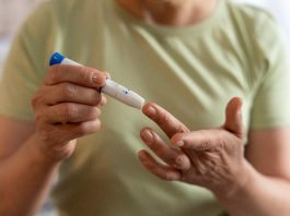 ¿Te has preguntado cómo sería tu vida si tu cuerpo no pudiera regular el azúcar en la sangre? La diabetes es una enfermedad silenciosa que afecta actualmente a más de 537 millones de adultos en el mundo, lo que equivale al 10,5% de la población entre 20 y 79 años, según la Federación Internacional de Diabetes. Una cifra que crece día a día y que exige atención. En el marco del 14 de noviembre, Día Mundial de la Diabetes, la mirada no debe centrarse únicamente en quienes ya fueron diagnosticados, sino también en quienes aún pueden tomar medidas preventivas.