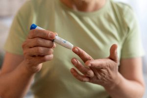 ¿Te has preguntado cómo sería tu vida si tu cuerpo no pudiera regular el azúcar en la sangre? La diabetes es una enfermedad silenciosa que afecta actualmente a más de 537 millones de adultos en el mundo, lo que equivale al 10,5% de la población entre 20 y 79 años, según la Federación Internacional de Diabetes. Una cifra que crece día a día y que exige atención. En el marco del 14 de noviembre, Día Mundial de la Diabetes, la mirada no debe centrarse únicamente en quienes ya fueron diagnosticados, sino también en quienes aún pueden tomar medidas preventivas.