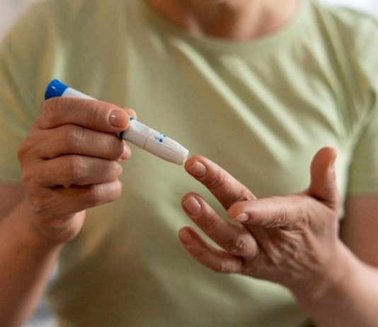 ¿Te has preguntado cómo sería tu vida si tu cuerpo no pudiera regular el azúcar en la sangre? La diabetes es una enfermedad silenciosa que afecta actualmente a más de 537 millones de adultos en el mundo, lo que equivale al 10,5% de la población entre 20 y 79 años, según la Federación Internacional de Diabetes. Una cifra que crece día a día y que exige atención. En el marco del 14 de noviembre, Día Mundial de la Diabetes, la mirada no debe centrarse únicamente en quienes ya fueron diagnosticados, sino también en quienes aún pueden tomar medidas preventivas.