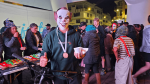 Más de 600 deportistas se sumaron al evento “Hallow Río Rock” este 31 de octubre, una colorida jornada que llenó de alegría, disfraces y energía las calles de Riobamba. Durante un recorrido de seis kilómetros, los participantes promovieron la movilidad sostenible en la ciudad, mientras agentes de tránsito garantizaron la seguridad de cada paso y pedal.