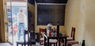 Un operativo conjunto entre la Policía Nacional del Ecuador y la Comisaría de Policía de Riobamba terminó con la clausura de un establecimiento que operaba sin los permisos de funcionamiento, en una intervención que forma parte de los controles permanentes que buscan garantizar el orden y la seguridad en la ciudad. La acción se desarrolló en el centro de Riobamba, donde equipos policiales y de control verificaron varios negocios de la zona.