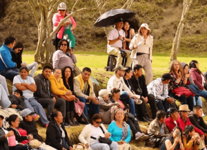 Con una gran afluencia de visitantes, el Gobierno Provincial de Tungurahua llevó a cabo la Octava Mega Expoferia Finados 2025 los días sábado 1 y domingo 2 de noviembre en el Parque Provincial de la Familia, ubicado en la vía a Quisapincha. El evento, que se desarrolló en un entorno natural y recreativo, celebró el emprendimiento, la cultura y las tradiciones tungurahuenses, consolidándose como una de las ferias más esperadas del año.