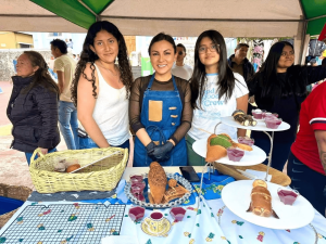 Guano vivió una jornada llena de sabor, arte y tradición durante el concurso “Guano: Guaguas de Pan, tradición que nos une”, celebrado el domingo 2 de noviembre en la Plaza Roja del barrio El Rosario. El evento, organizado por Nátaly I, reina de Guano, en coordinación con la Dirección de Turismo, la Dirección de Desarrollo Social y Comunicación Social, reunió a panificadores, artistas y público en general en torno a una de las costumbres más representativas del Día de los Difuntos.